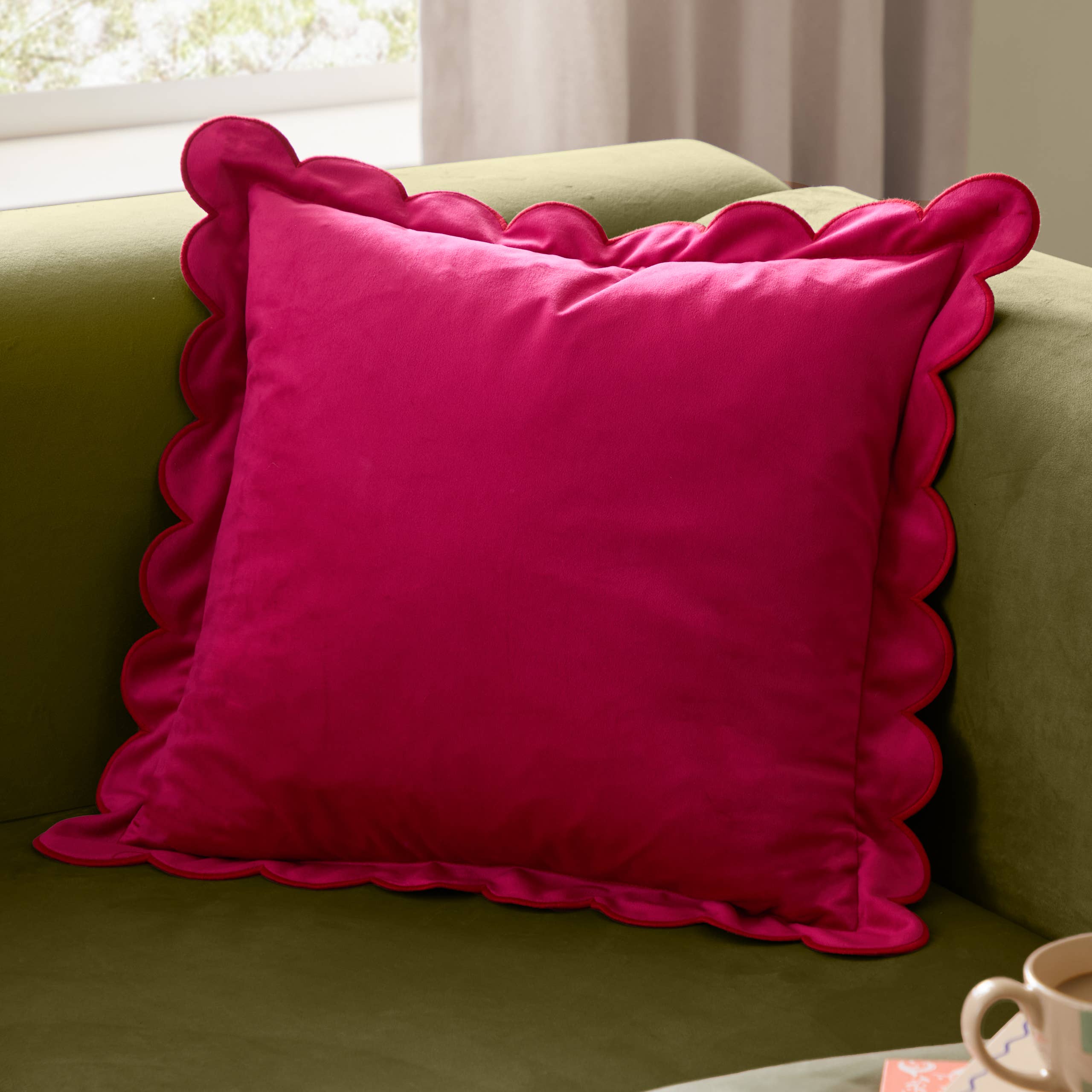 Coussin en Velours Lil Scallop Rose/Rouge: Rose/Rouge / Garni en polyester / 45 x 45 cm