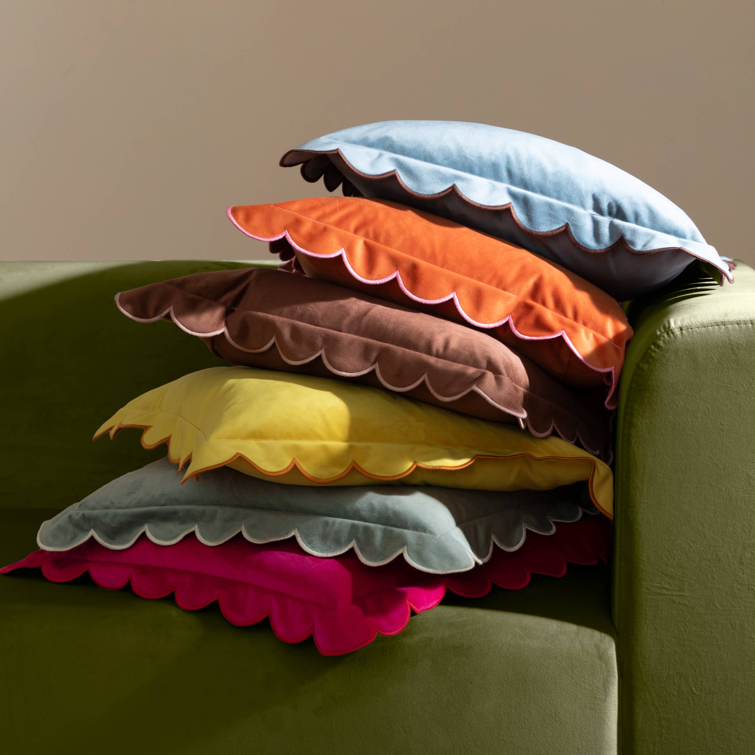Coussin en Velours Lil Scallop Rose/Rouge: Rose/Rouge / Garni en polyester / 45 x 45 cm