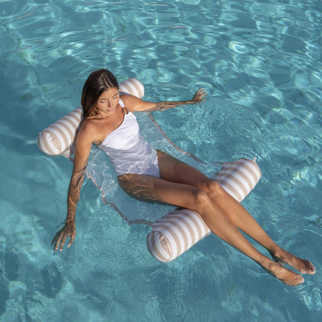 Hamac flottant beige pour piscine avec filet