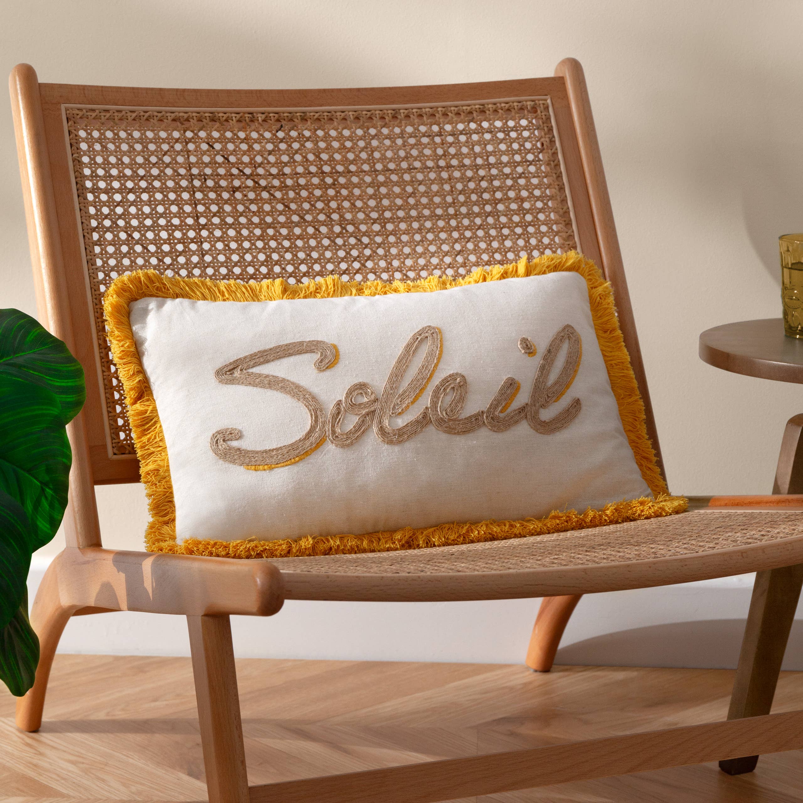 Coussin brodé Soleil jaune: Jaune / Garni en polyester / 30 x 50 cm