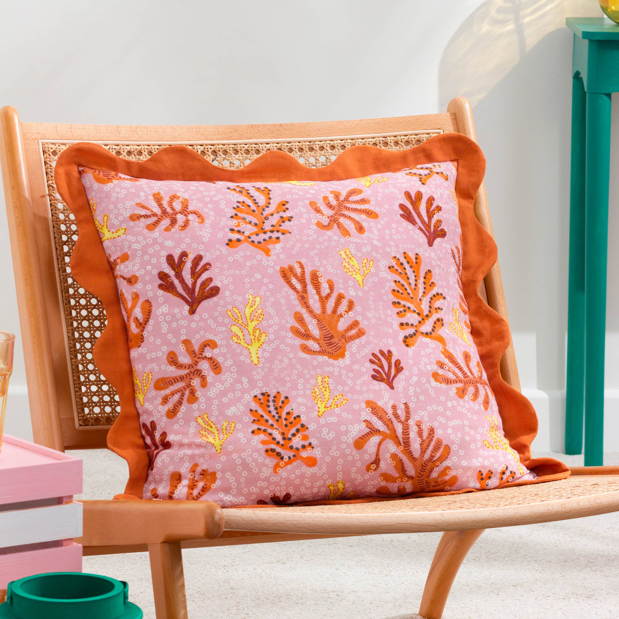 Coussin corail à bordure festonnée couleur rose sable: Rose de sable / Garni en polyester / 50 x 50 cm