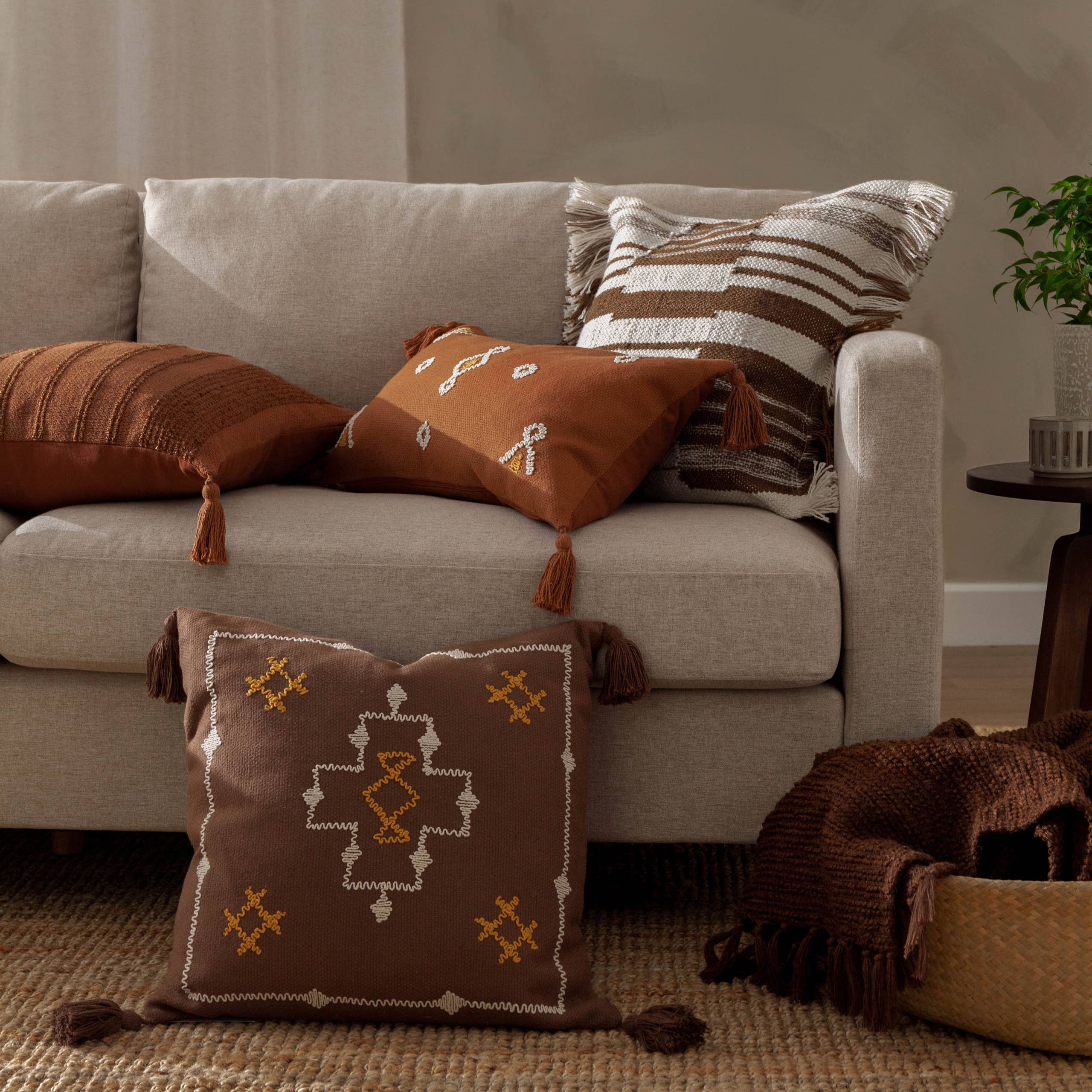Coussin en coton brodé Meare Gingembre: Gingembre / Garni en polyester / 30 x 50 cm