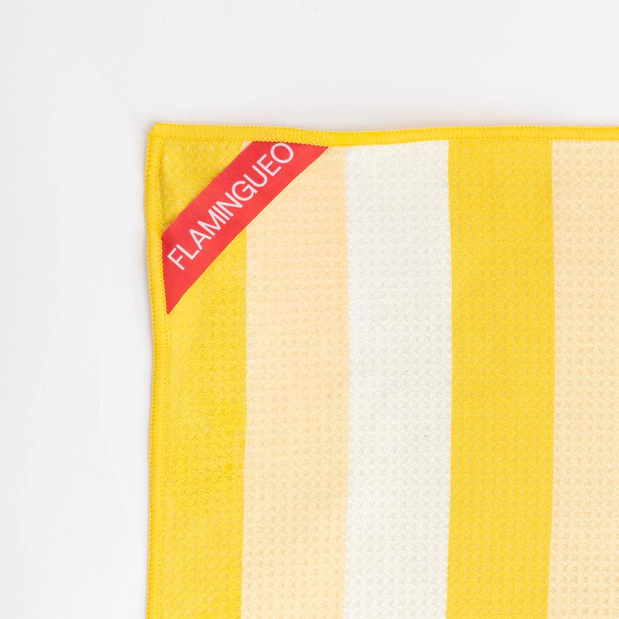Serviette de plage jaune en microfibre avec aimants