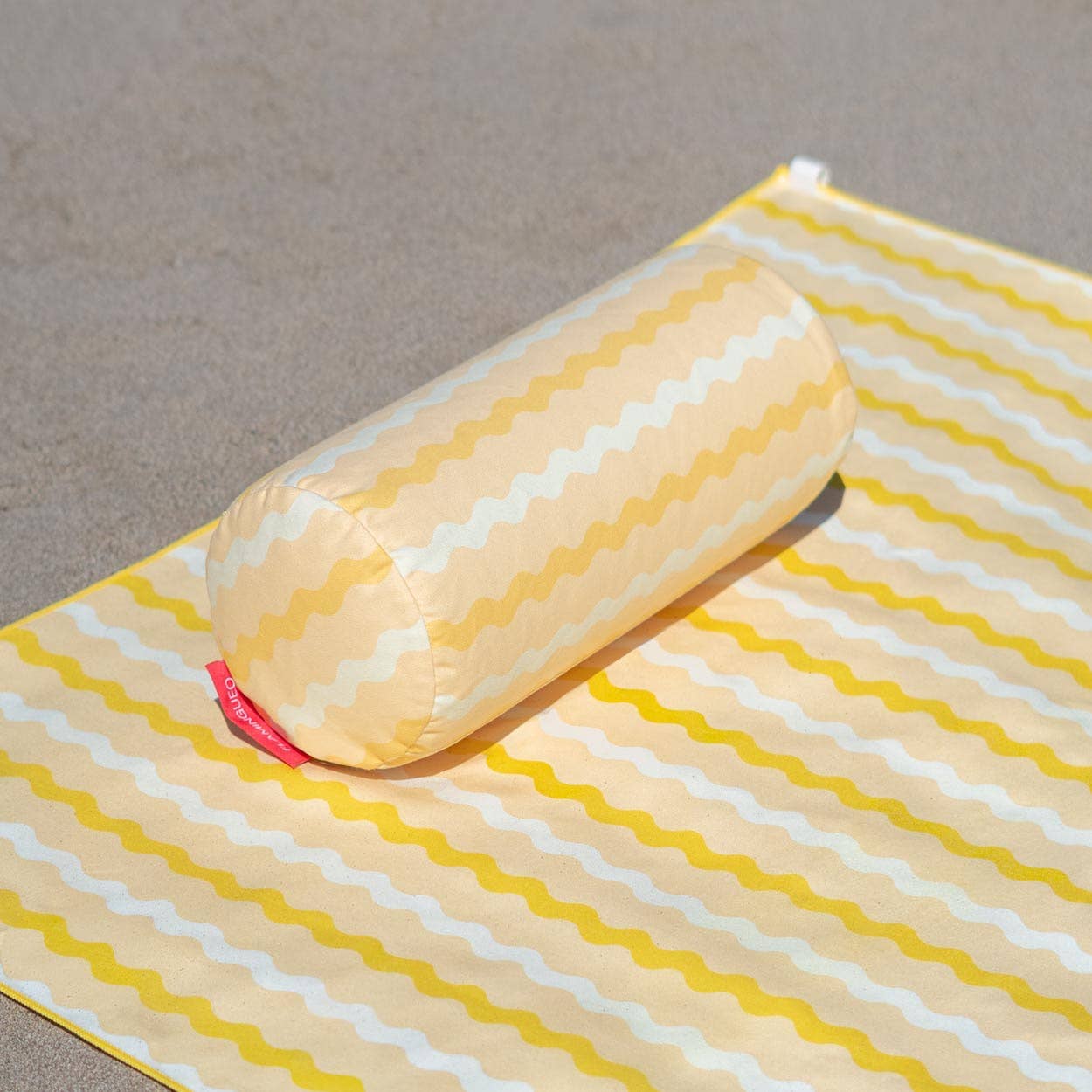 Coussin gonflable de plage jaune en microfibre