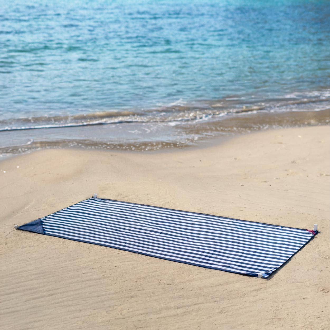 Serviette de plage bleue en microfibre