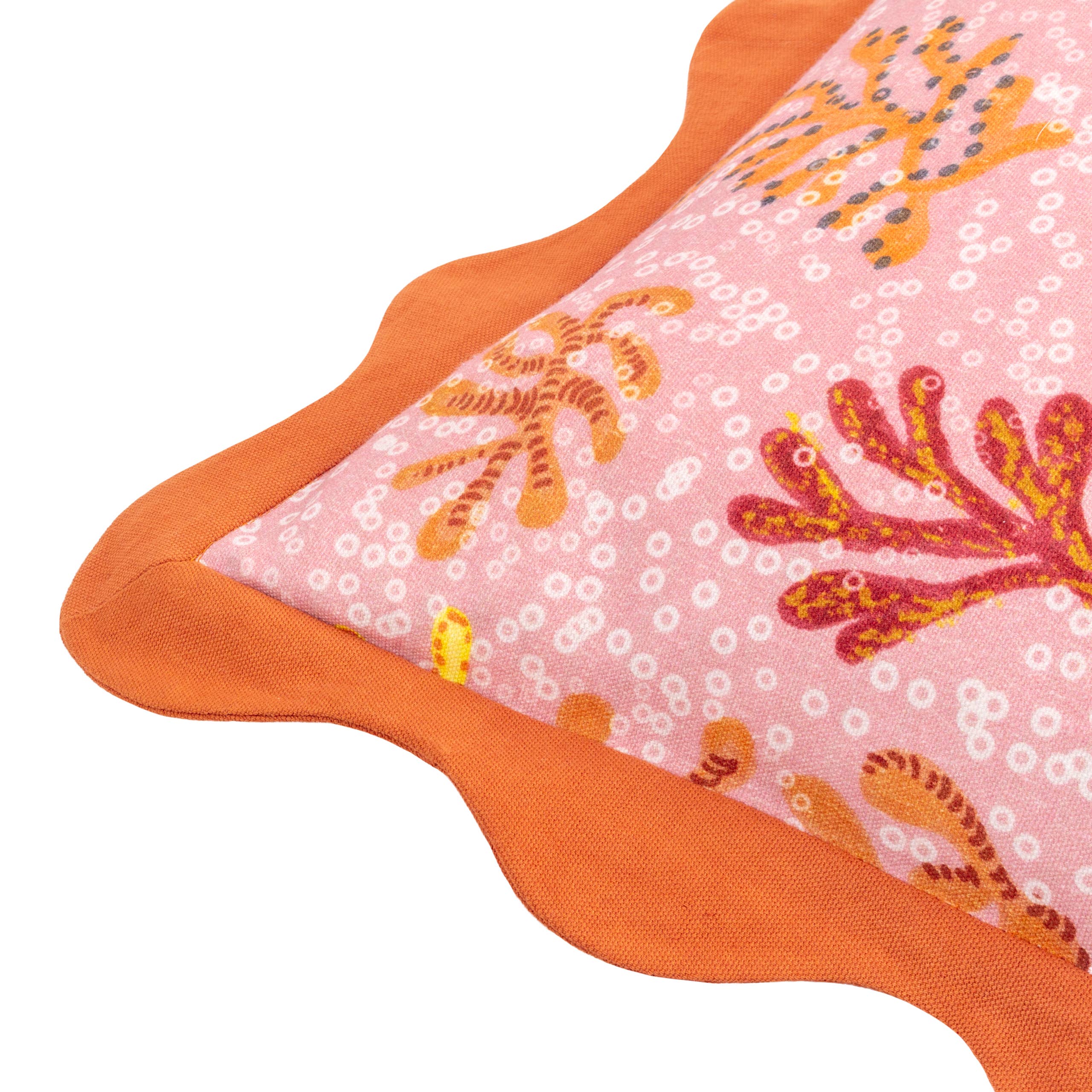 Coussin corail à bordure festonnée couleur rose sable: Rose de sable / Garni en polyester / 50 x 50 cm