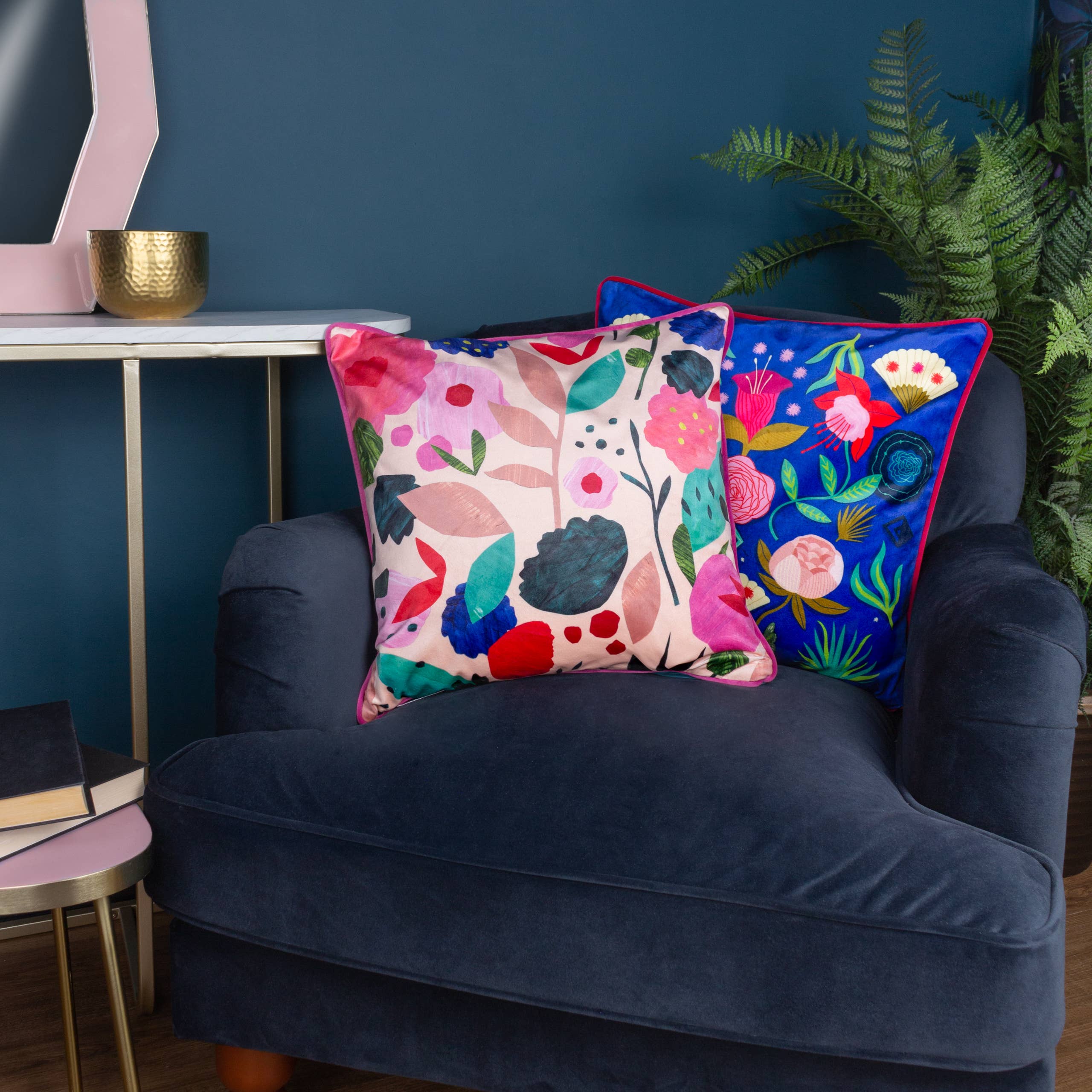 Coussin illustré Fiesta Folk Cobalt: Cobalt / Garni en polyester / 43 x 43 cm