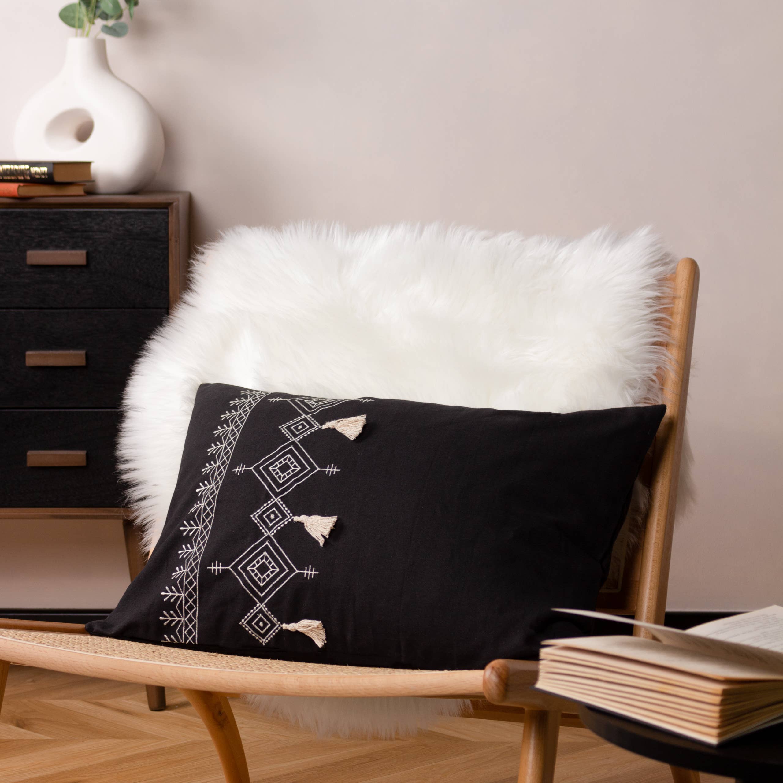 Coussin à pompons Pritta noir: Noir / Garni en polyester / 40 x 60 cm