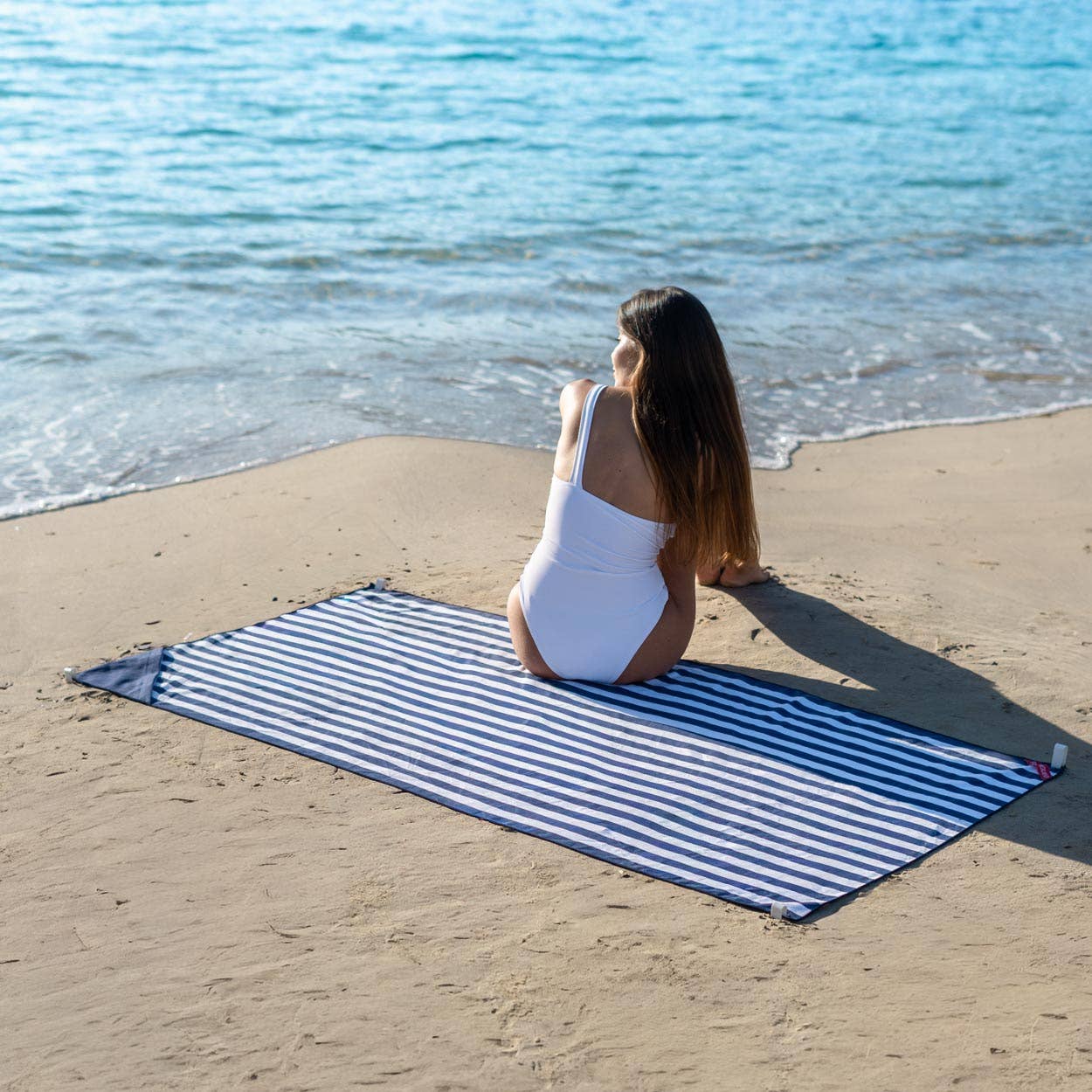 Serviette de plage bleue en microfibre