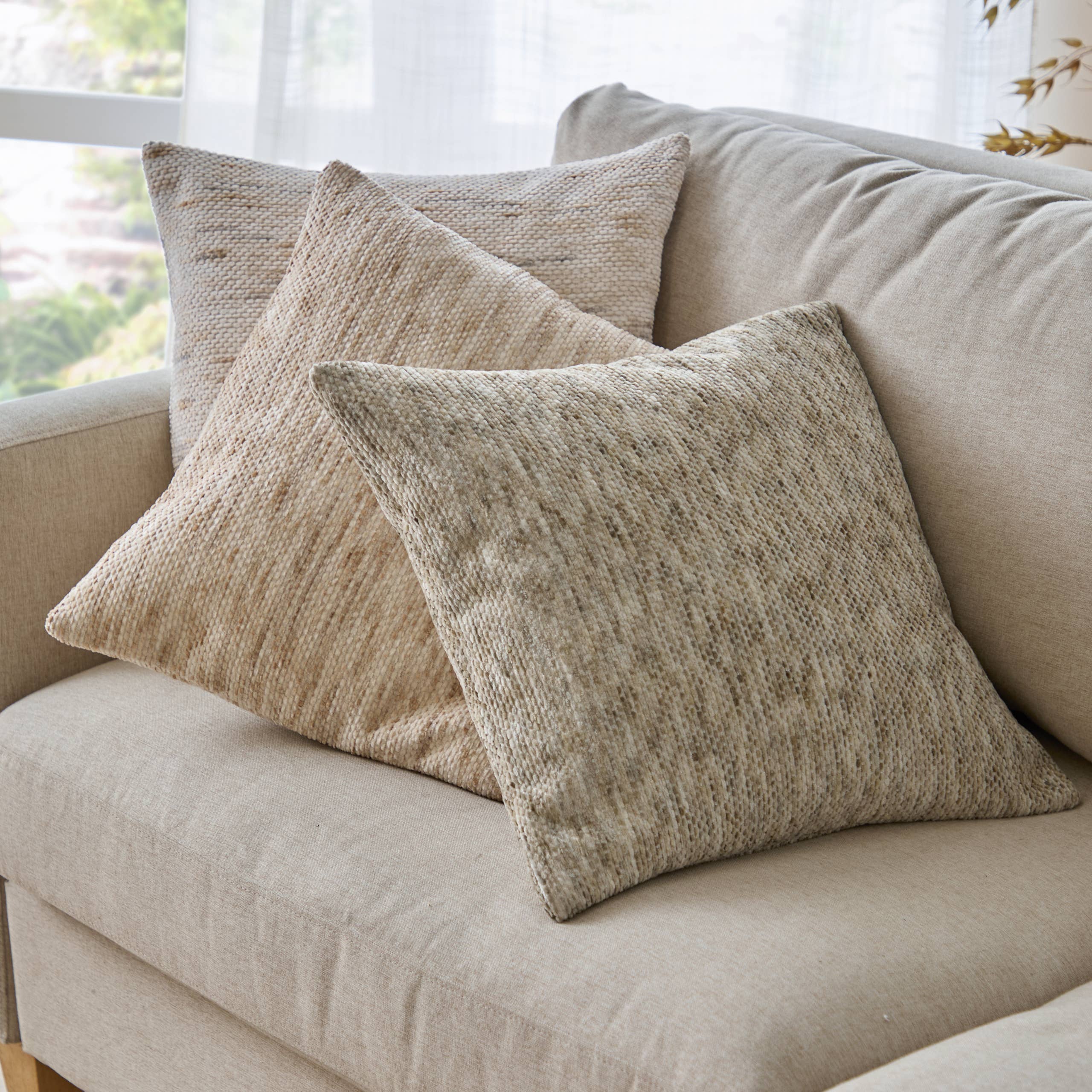 Coussin Chenille Malvern Naturel: Naturel / Garni en polyester / 45 x 45 cm