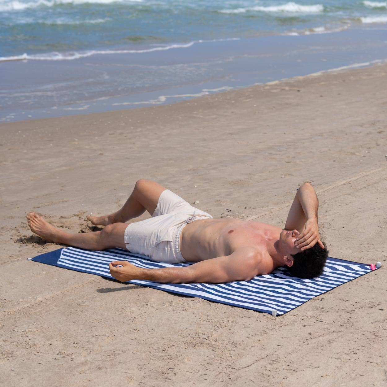 Serviette de plage bleue en microfibre