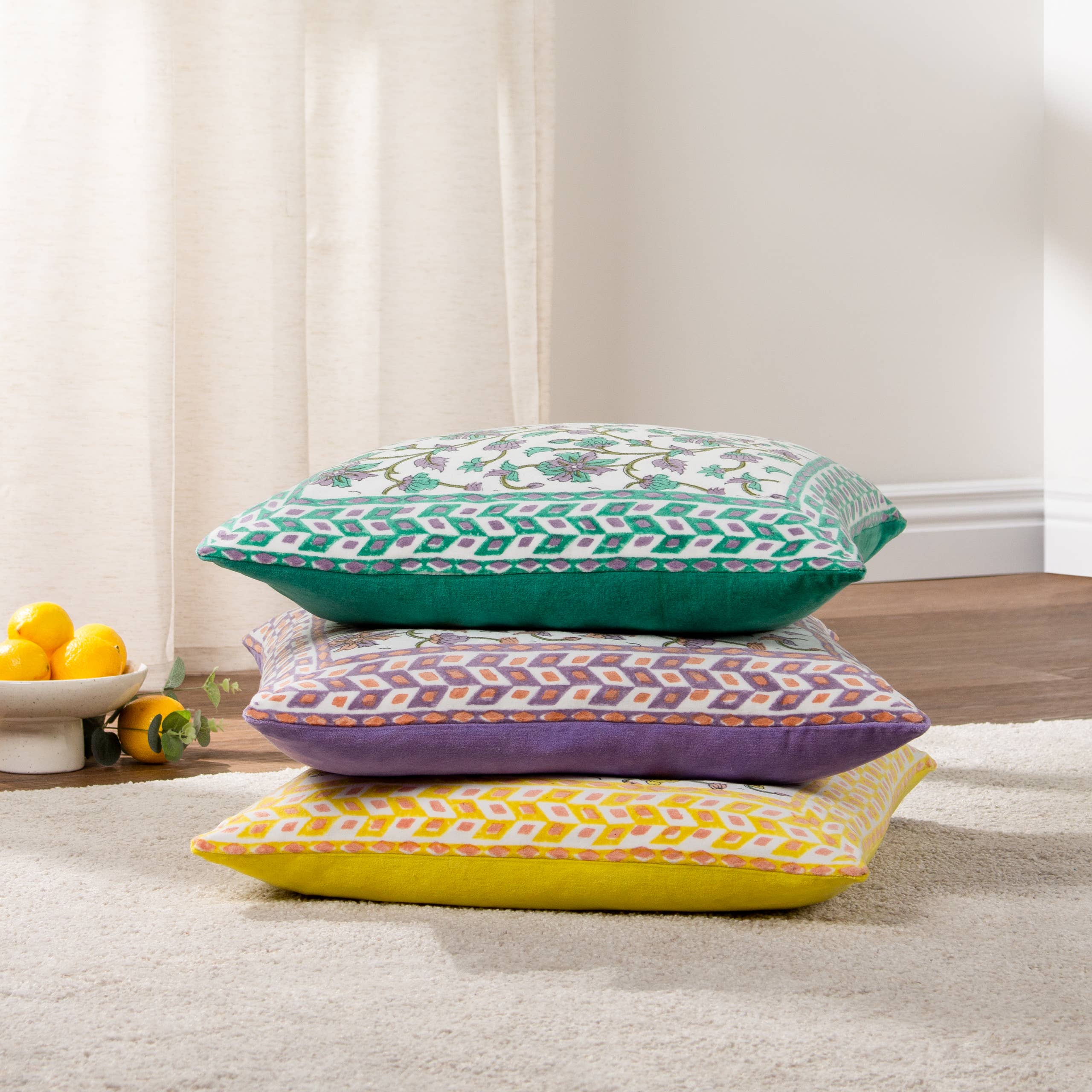 Coussin en velours de coton Mentera, lilas/corail: Lilas/Corail / Garni en polyester / 50 x 50 cm