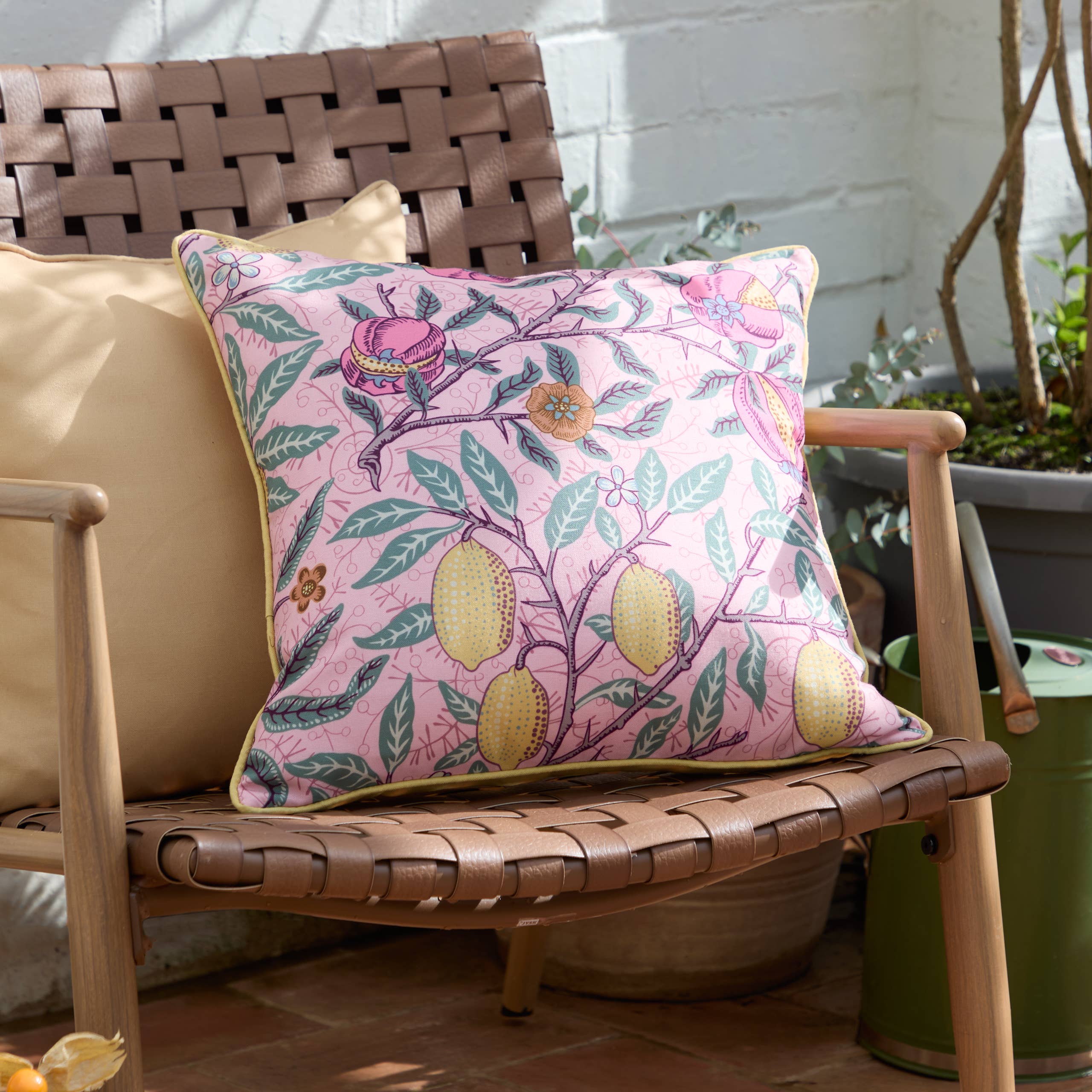 Coussin d'extérieur Fruits Rose Blush/Citron: Blush Pink/Lemon / Polyester Filled / 45 x 45cm