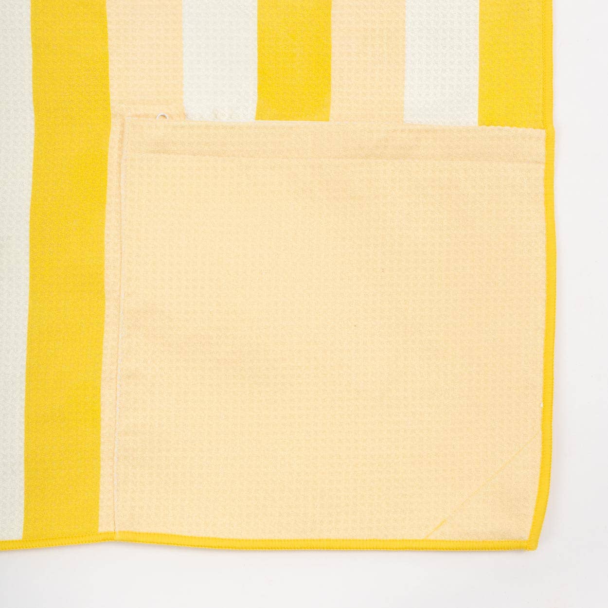 Serviette de plage jaune en microfibre avec aimants