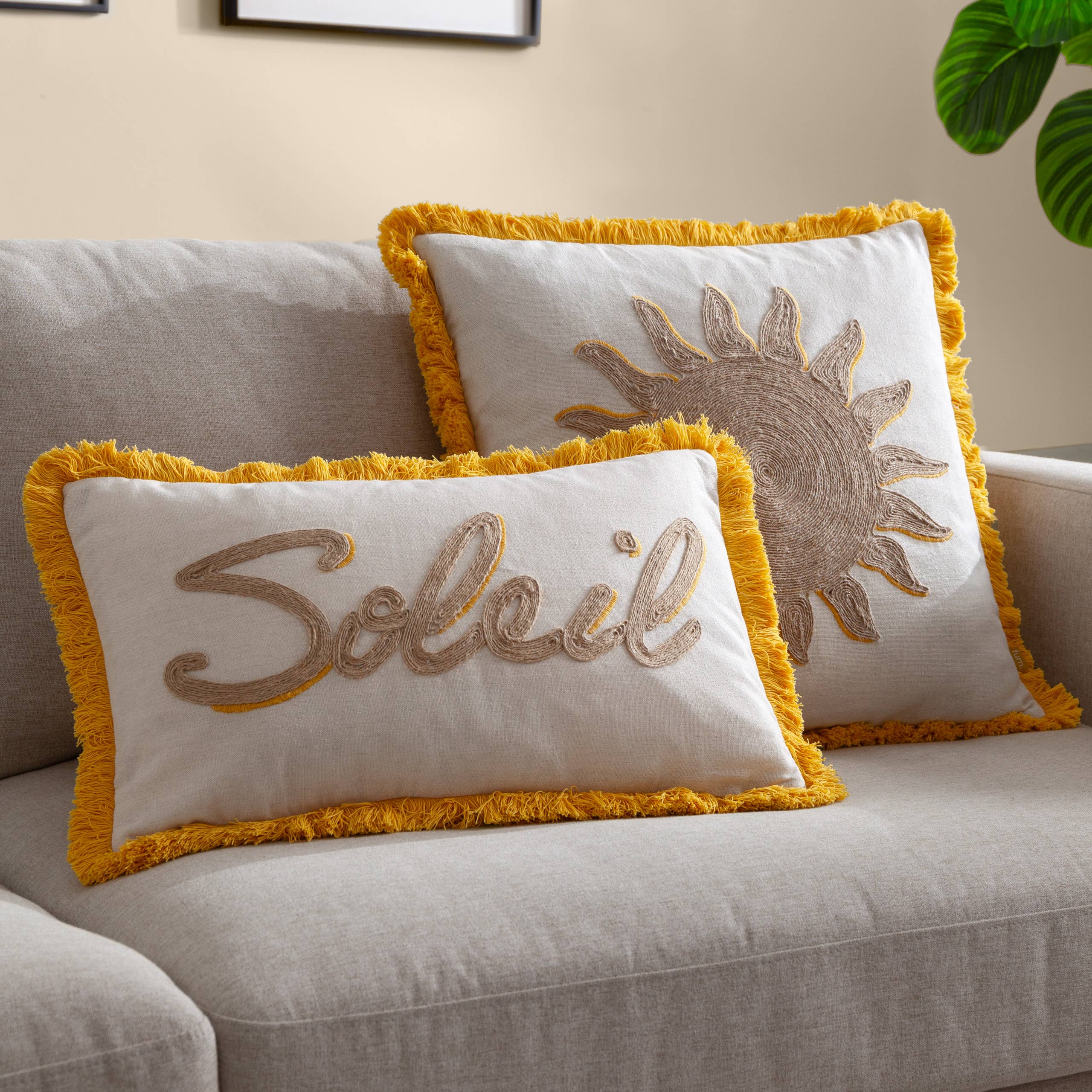 Coussin brodé Soleil jaune: Jaune / Garni en polyester / 30 x 50 cm