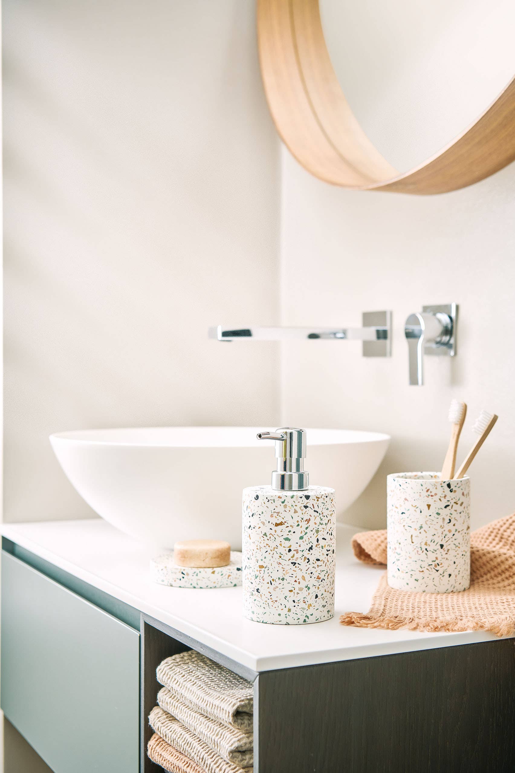 Gobelet à brosses à dents « Terrazzo » en ciment: Blanc / Env. Ø 8,2 x 11 cm