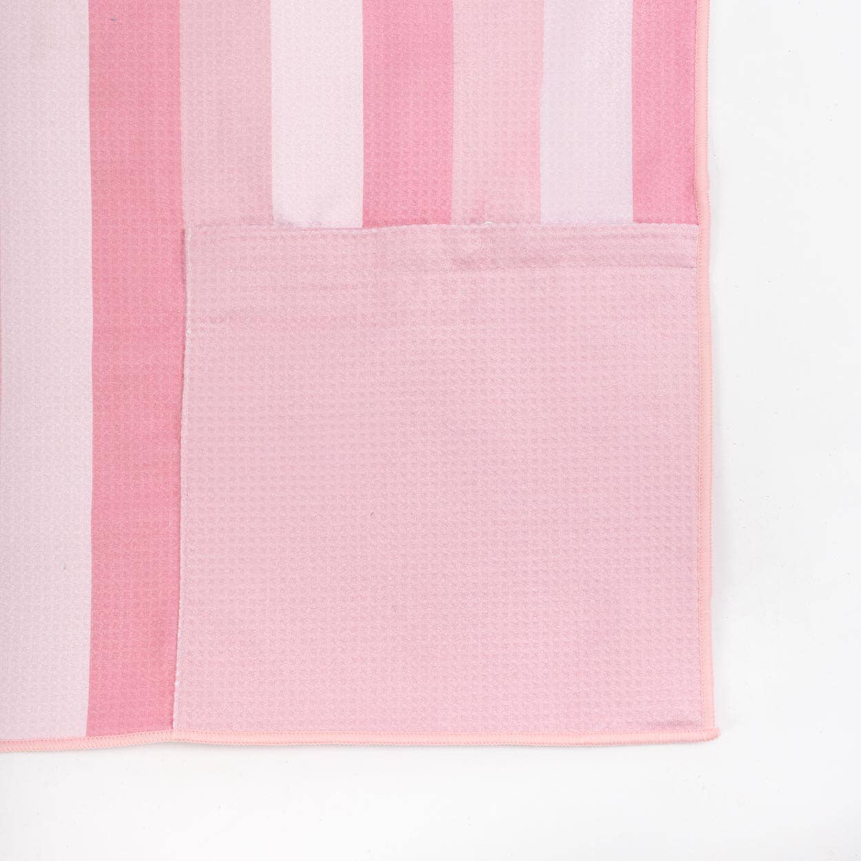Serviette de plage rose en microfibre avec des aimants