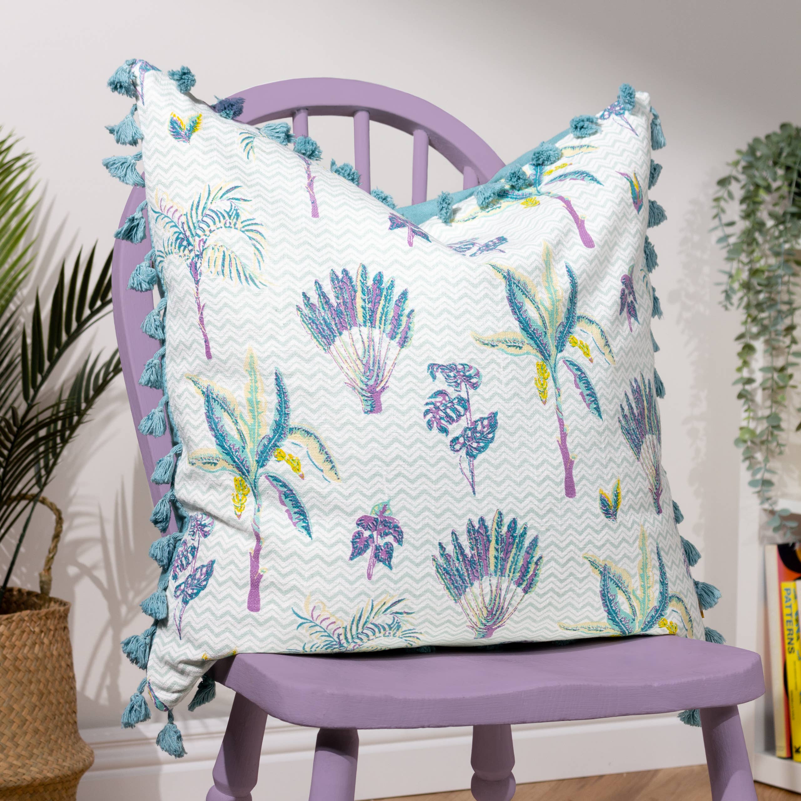 Coussin floral à pompons Chamae, lilas: Lilas / Garni en polyester / 50 x 50 cm