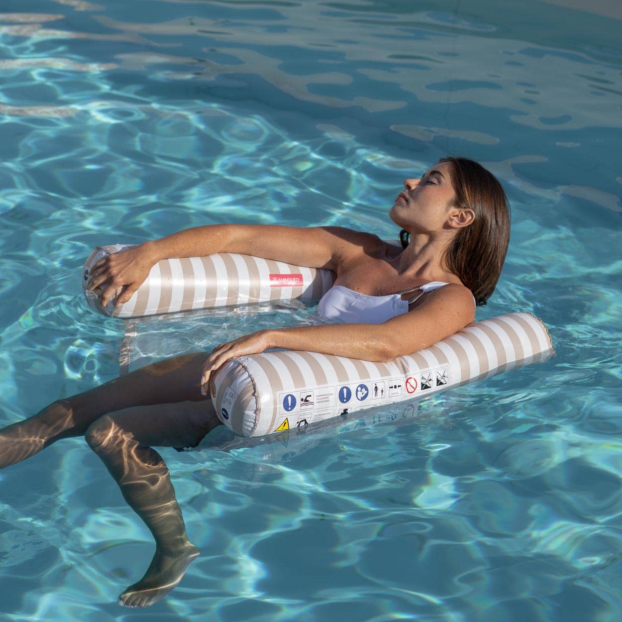 Hamac flottant beige pour piscine avec filet