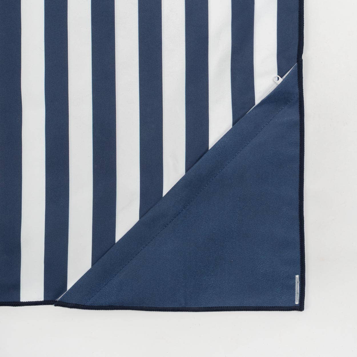 Serviette de plage bleue en microfibre