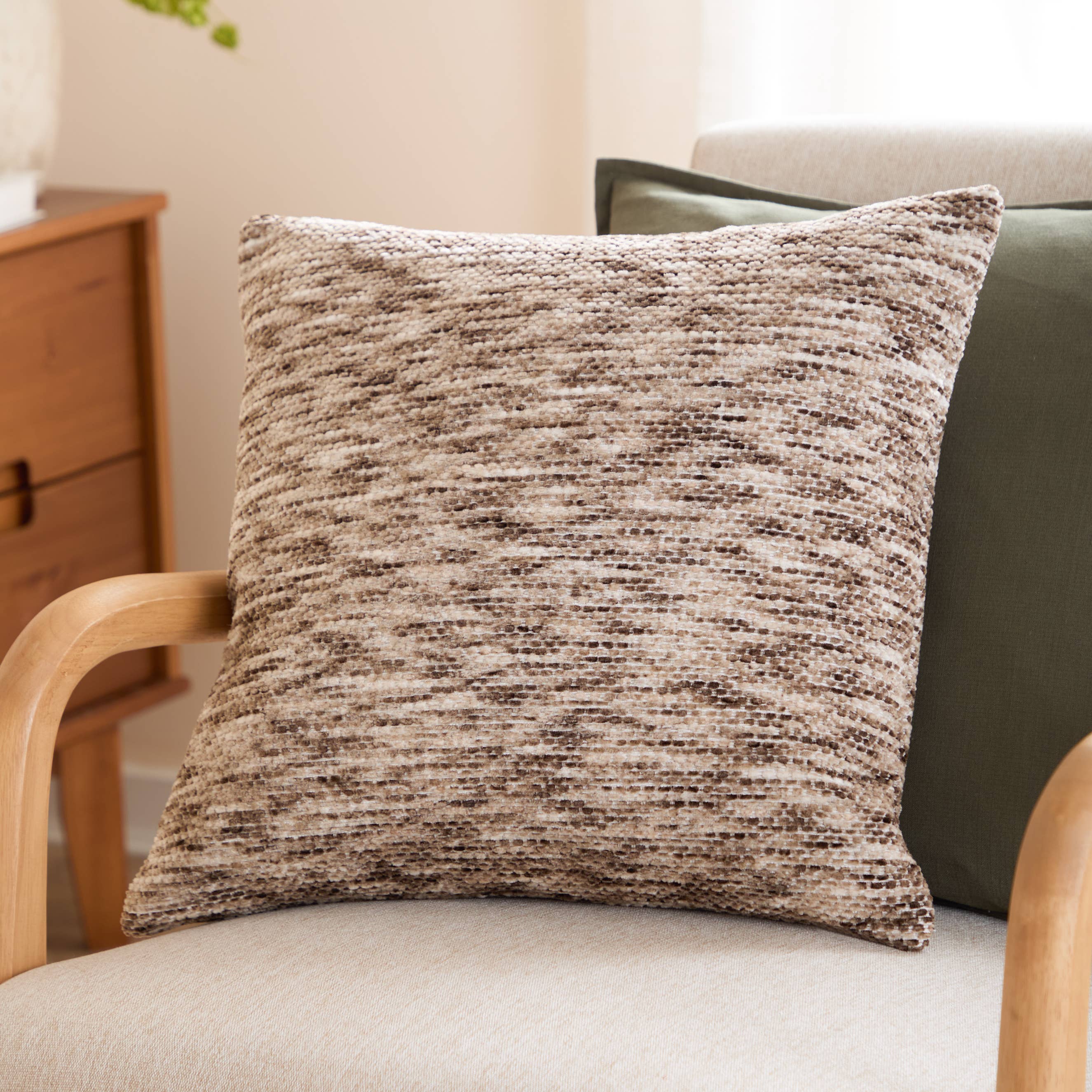 Coussin en chenille de Malvern Cèdre: Cedar / Polyester Filled / 45 x 45cm