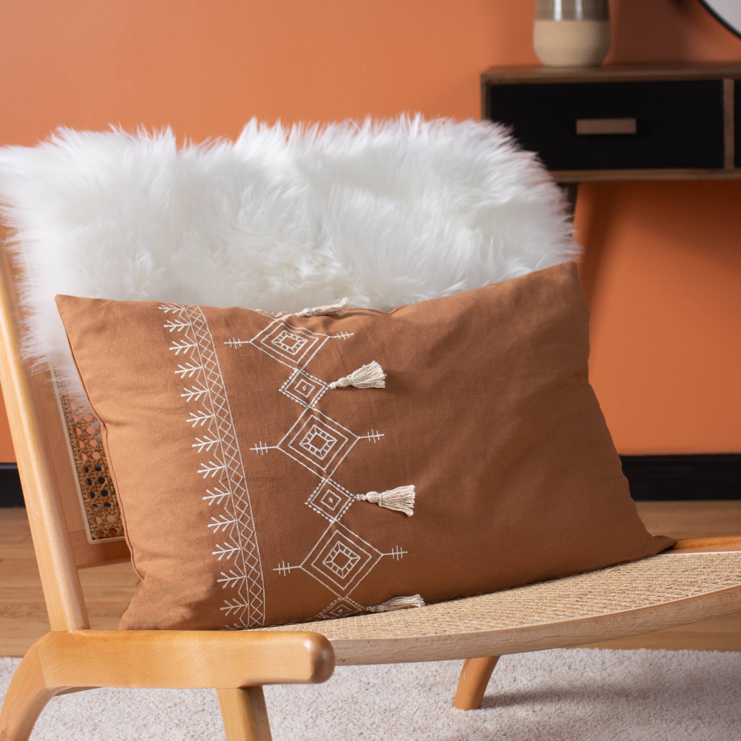 Coussin à pompons Pritta Cinnamon: Cannelle / Garni en polyester / 40 x 60 cm