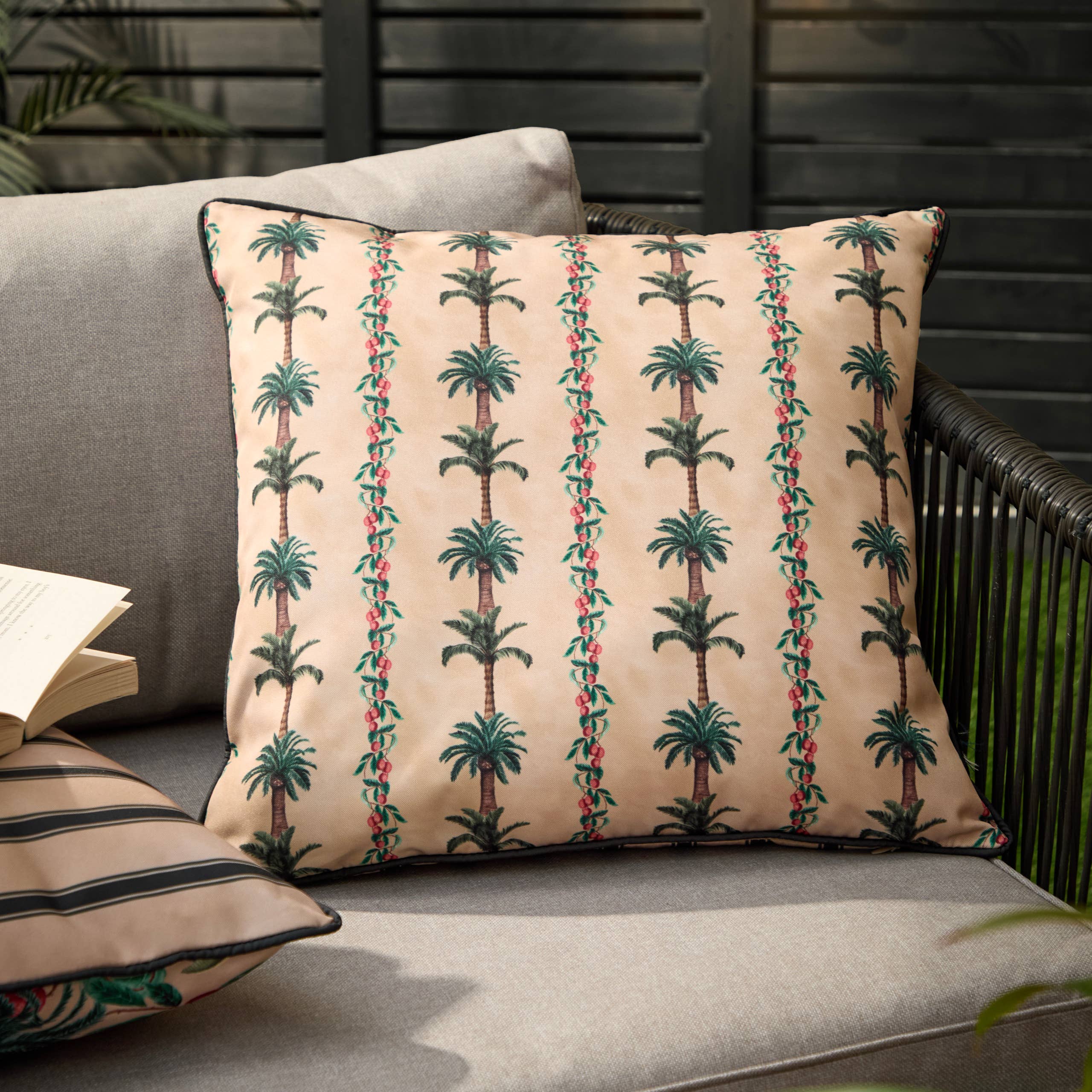 Coussin d'extérieur à rayures Palm Monkey Papyrus: Papyrus / Garni en polyester / 45 x 45 cm