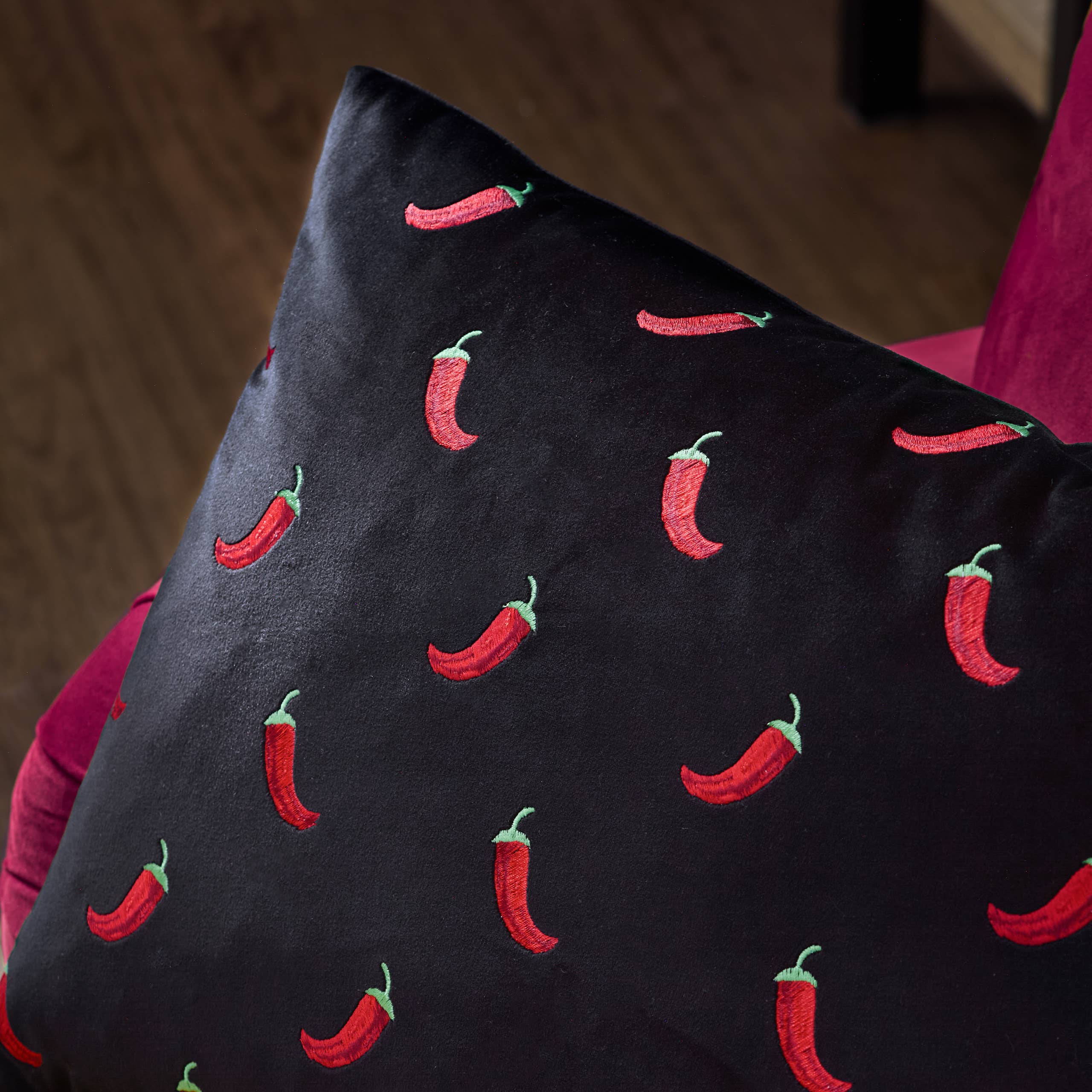 Coussin noir brodé de piments: Noir / Garni en polyester / 40 x 60 cm