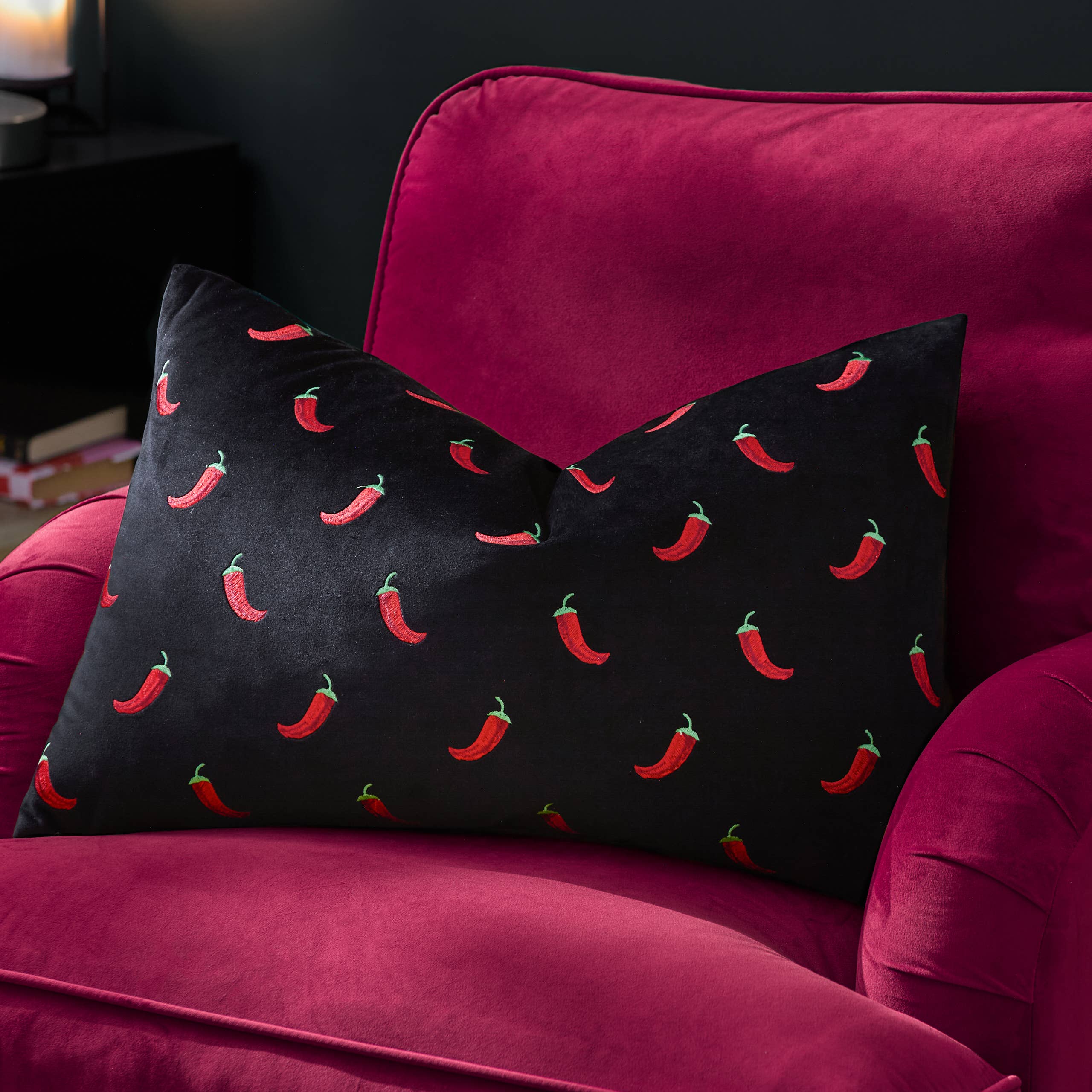 Coussin noir brodé de piments: Noir / Garni en polyester / 40 x 60 cm