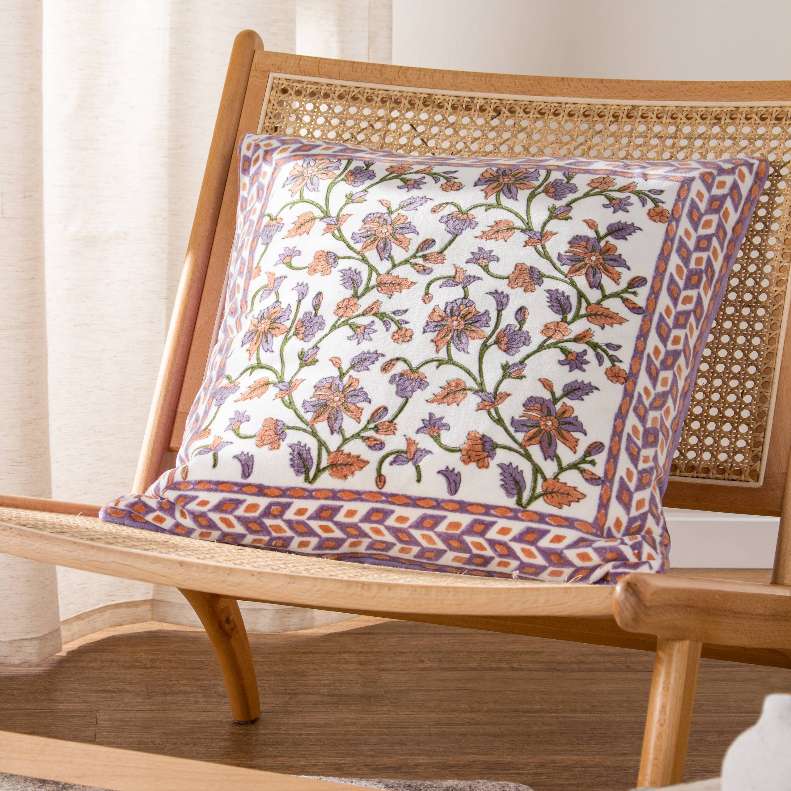 Coussin en velours de coton Mentera, lilas/corail: Lilas/Corail / Garni en polyester / 50 x 50 cm