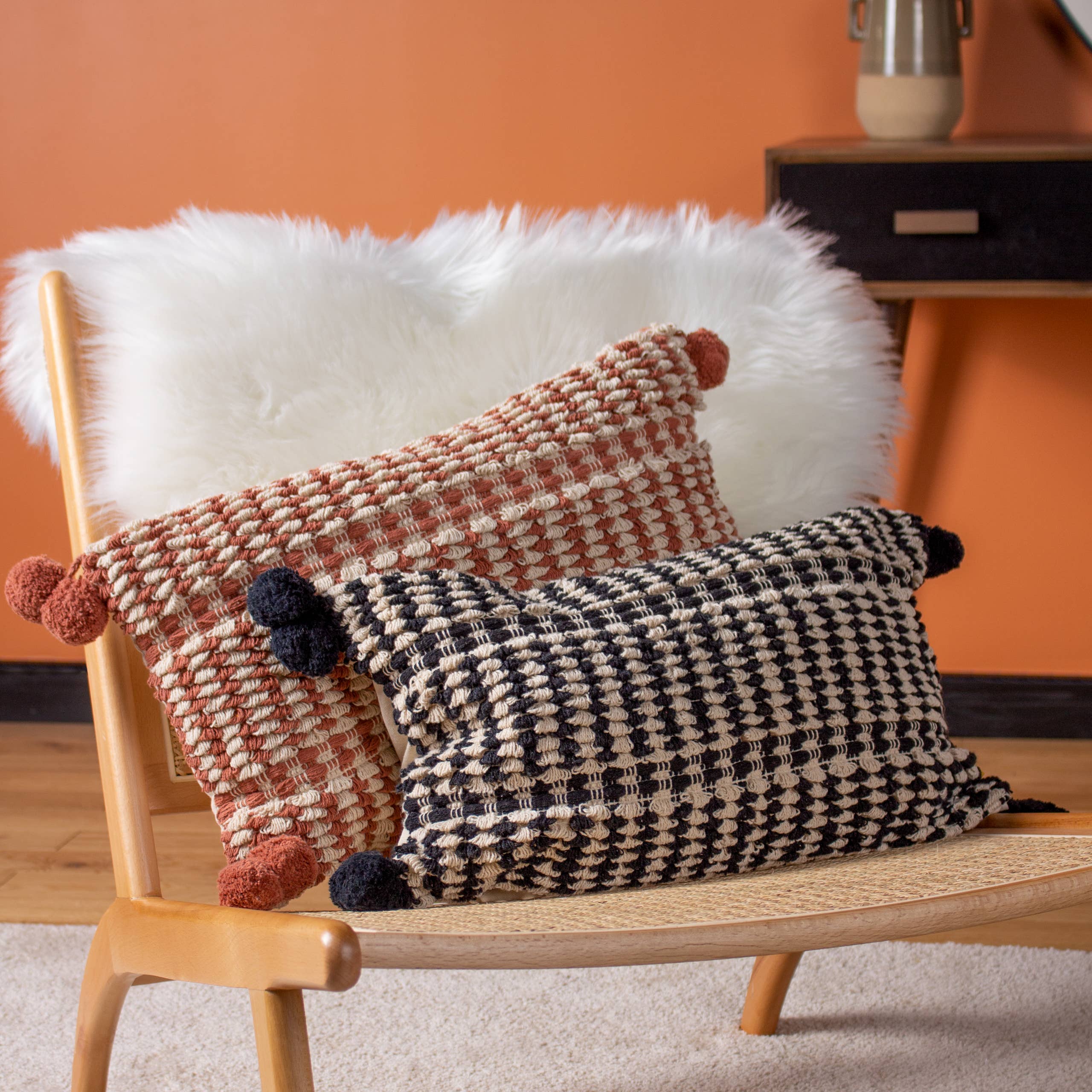 Coussin Ayaan en coton tressé avec pompons - brique: Brique / Garni en polyester / 30 x 50 cm