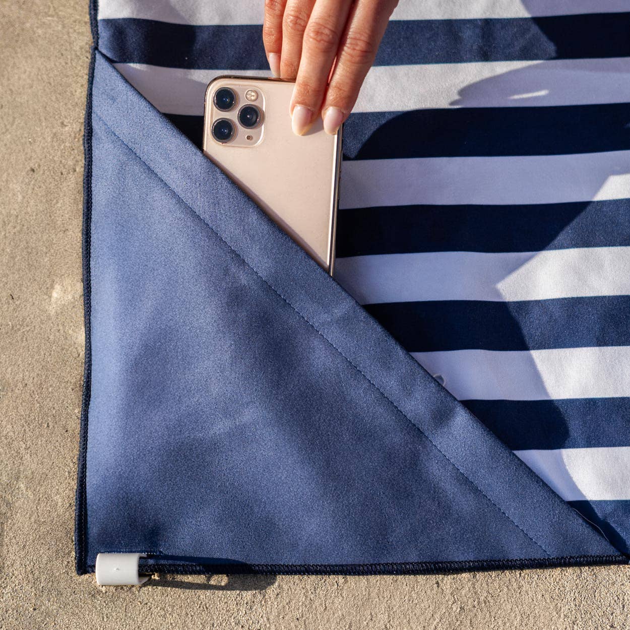 Serviette de plage bleue en microfibre