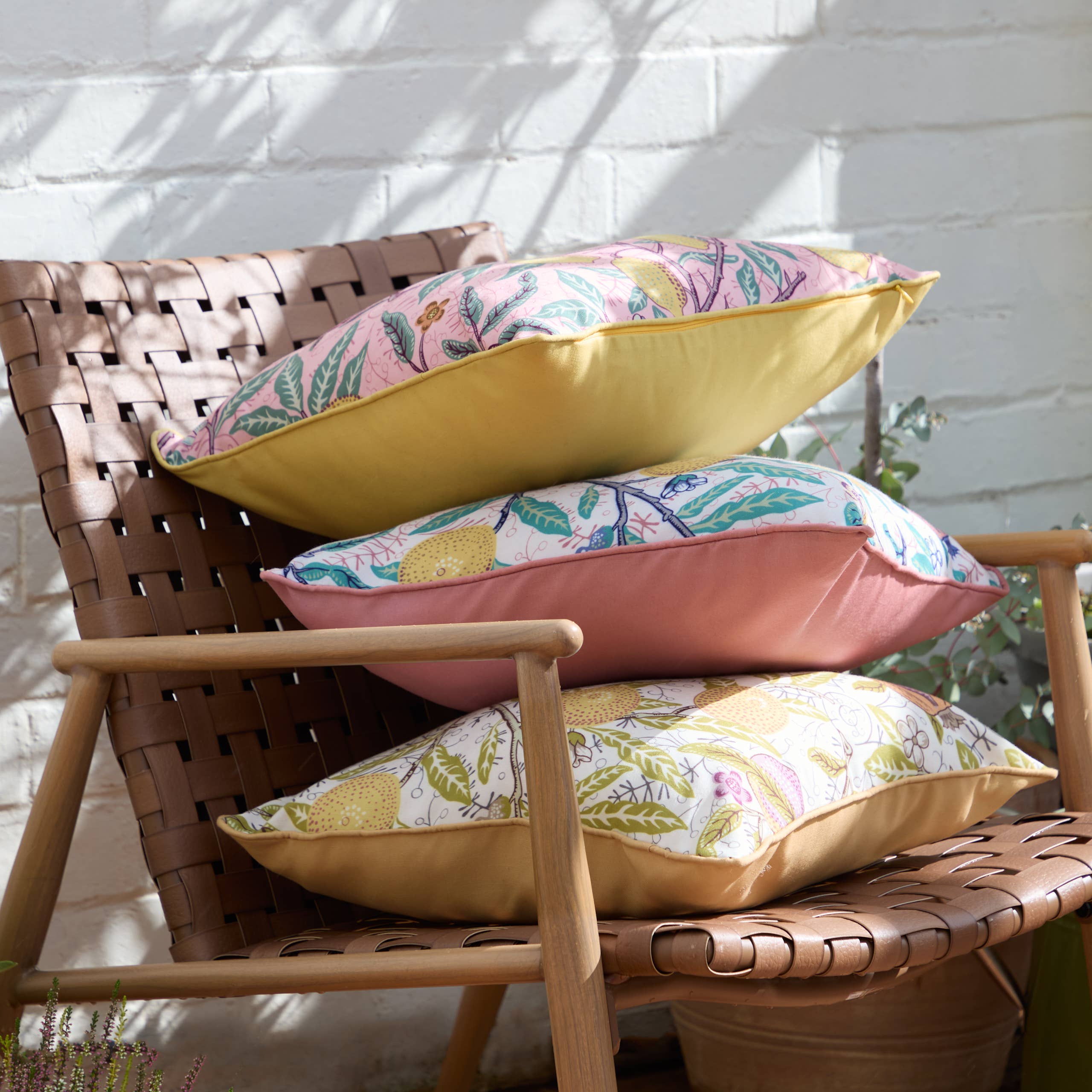 Coussin d'extérieur Fruits Rose Blush/Citron: Blush Pink/Lemon / Polyester Filled / 45 x 45cm