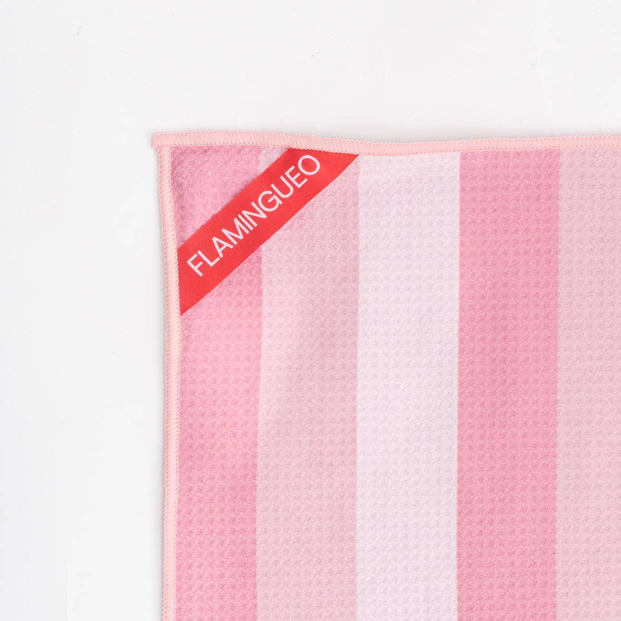 Serviette de plage rose en microfibre avec des aimants