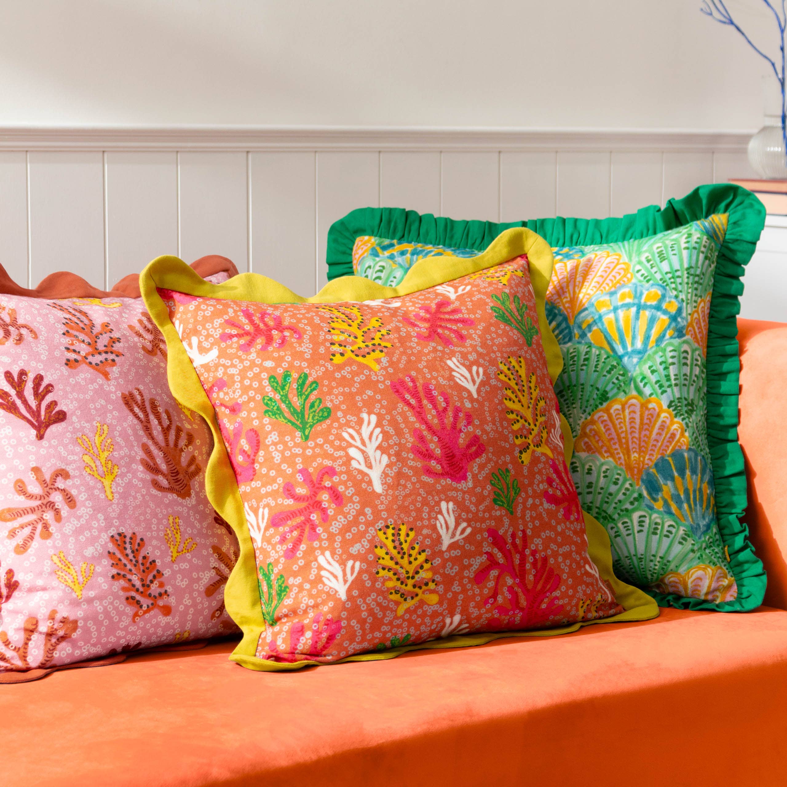 Coussin corail à bordure festonnée couleur rose sable: Rose de sable / Garni en polyester / 50 x 50 cm