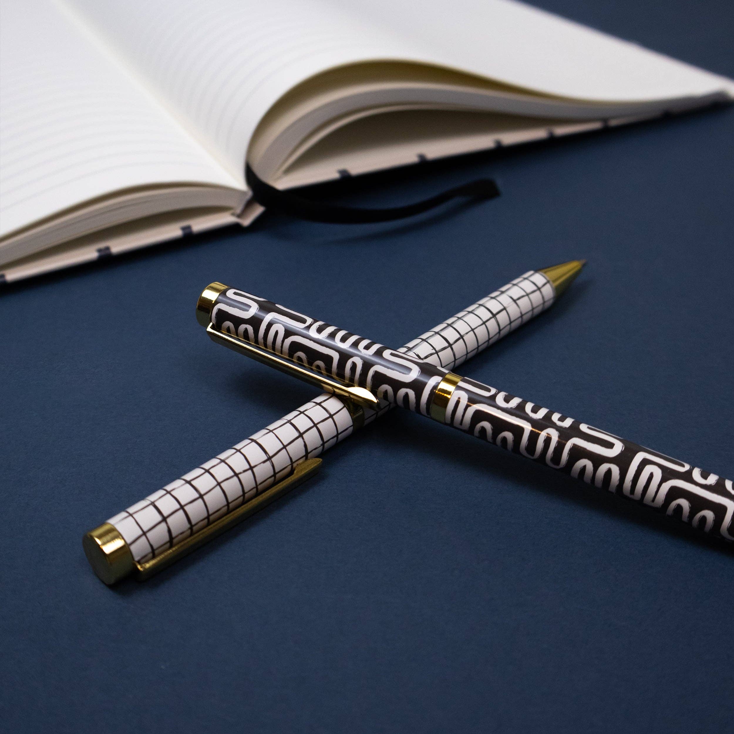 Stylos à bille Elysian Monochrome à design mixte dans une boîte cadeau — Ensemble de 3 stylos