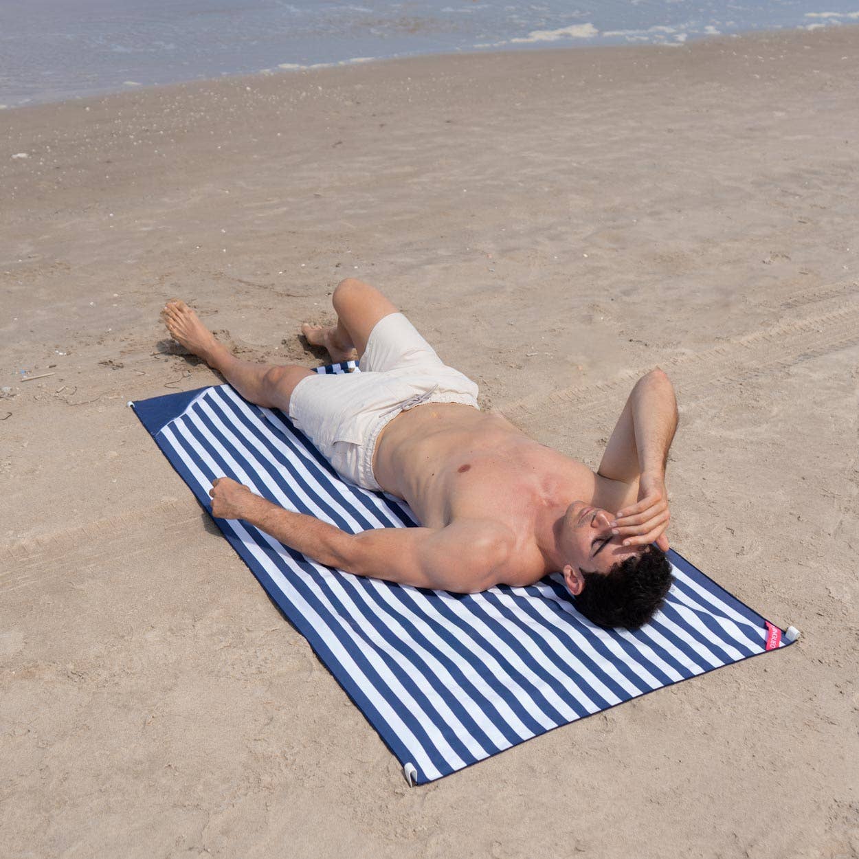 Serviette de plage bleue en microfibre
