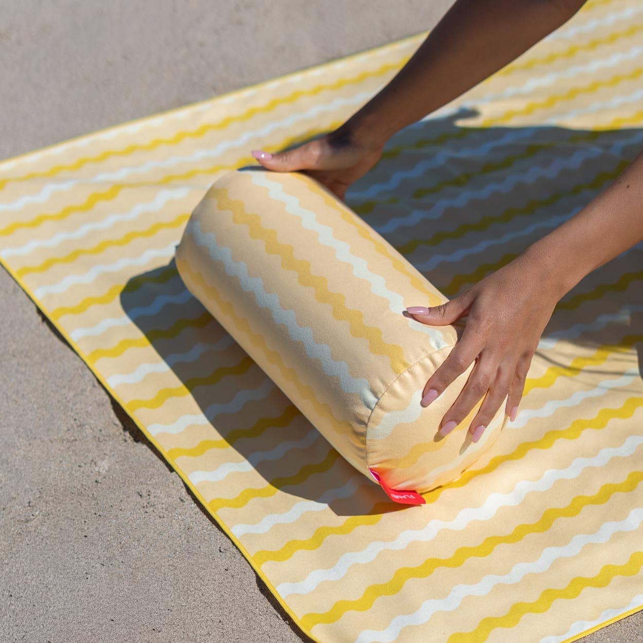Coussin gonflable de plage jaune en microfibre